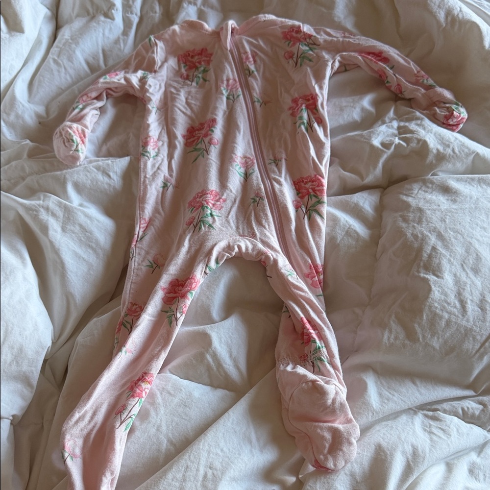 Kyte Baby zipper footie pajamas- pink peony